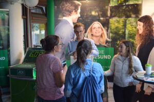 junge Frauen bei Ausbildungsboerse am Stand der aok